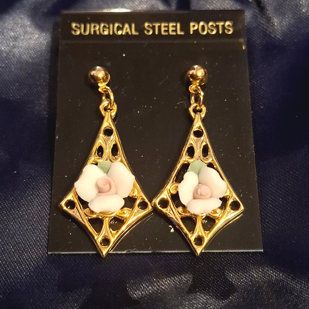 🌹Vintage Porcelain Rose Dangle Earrings Drop Stud Flower Gold Tone 1928